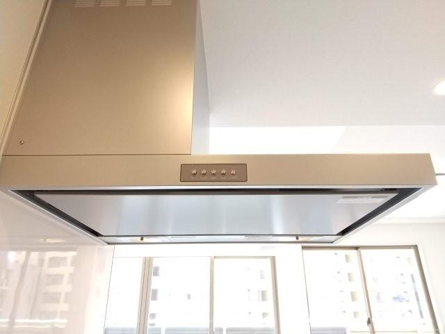 すっきりとした換気扇。照明付きでお料理中も明るく照らしてくれます。<BR>