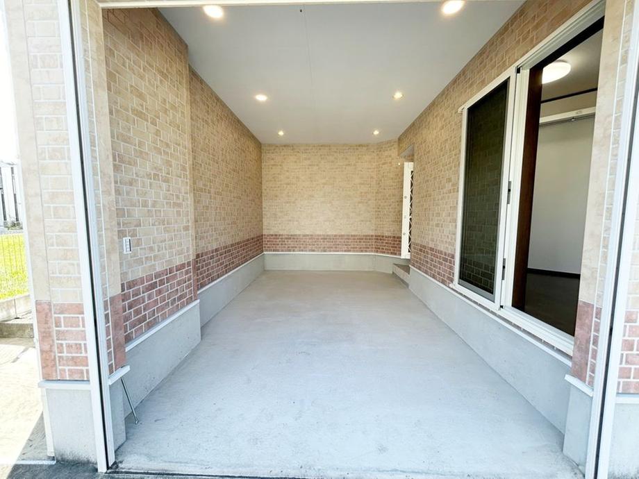 屋根付きのガレージスペース。奥行きがあり、車の駐車や自転車置き場としても活用できます。