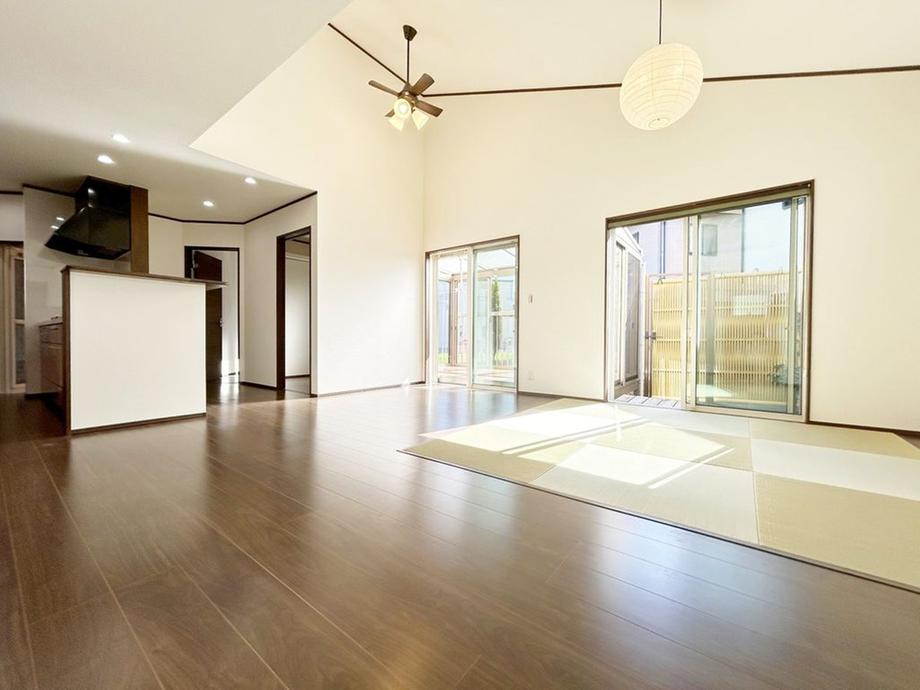 南向きの大開口窓から光が差し込むLDK。畳スペースがあり、開放感のある空間です。