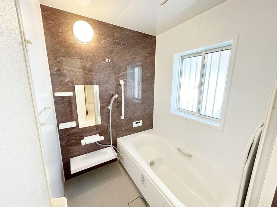 大きな窓がある浴室。自然光が入り、換気もしやすい快適な空間です。