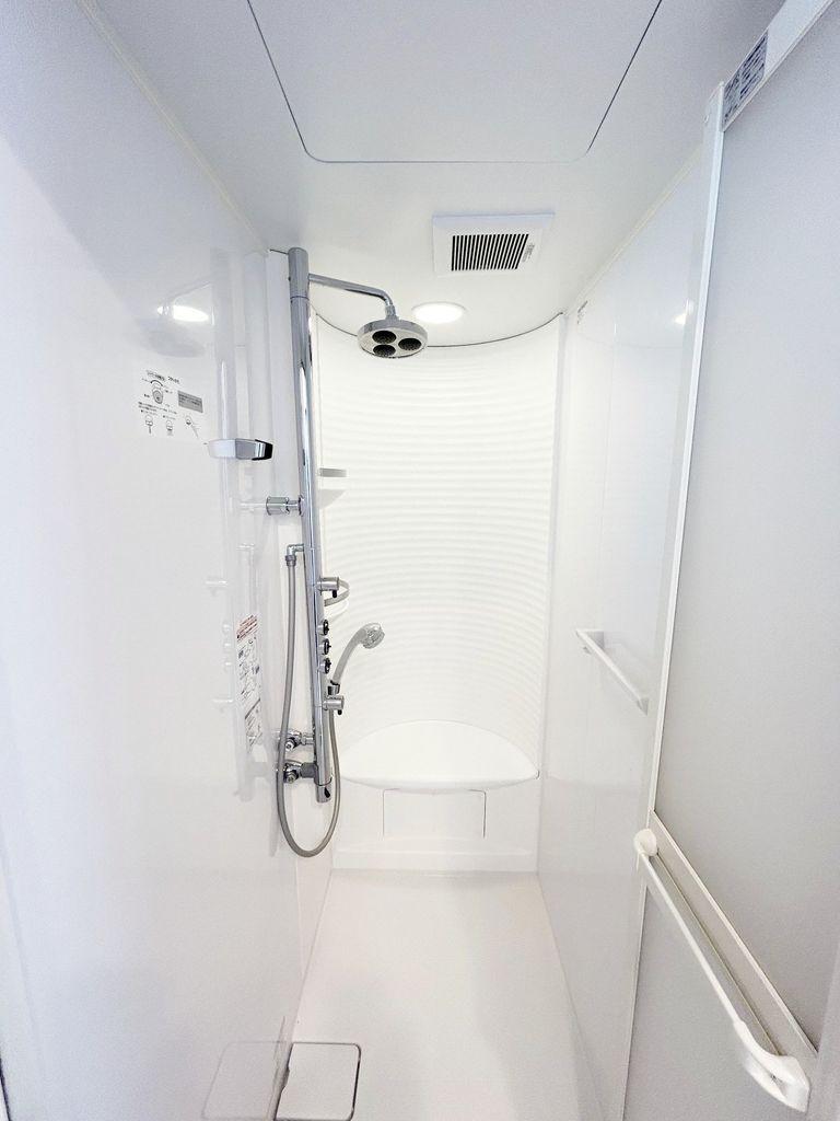 白を基調とした清潔感のあるシャワー室。換気設備が整っています。