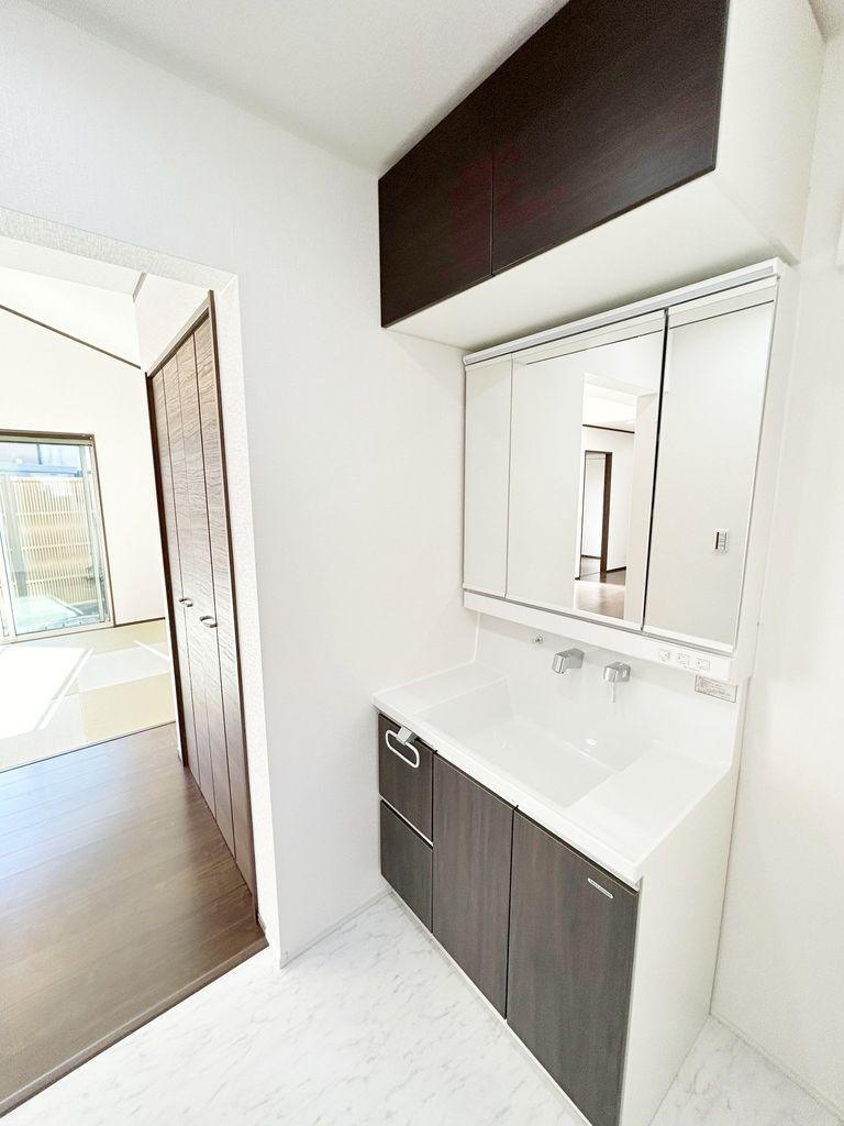 洗面ボウル下部に収納があり、化粧品や洗面用品、掃除用具なども保管していただけます。