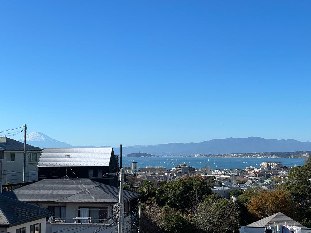 海・富士山・江ノ島を望む～スカイバルコニーのある家～葉山デザイナーズＰＪ