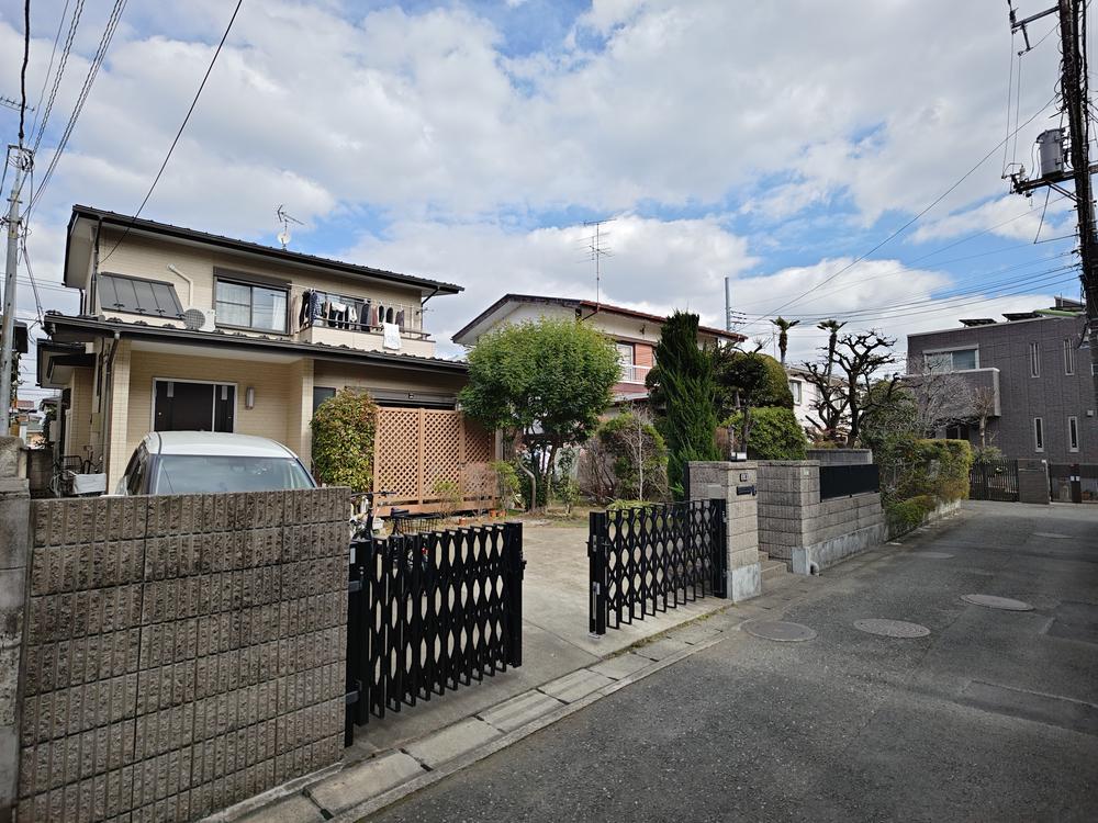 成城の静謐な住宅街に位置した土地