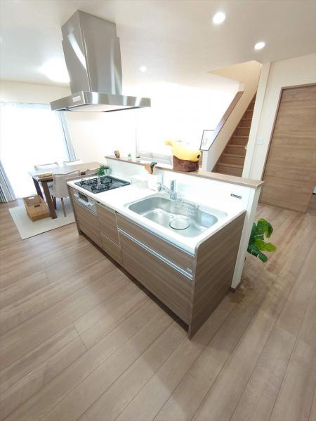 対面式システムキッチン（食洗器付き）