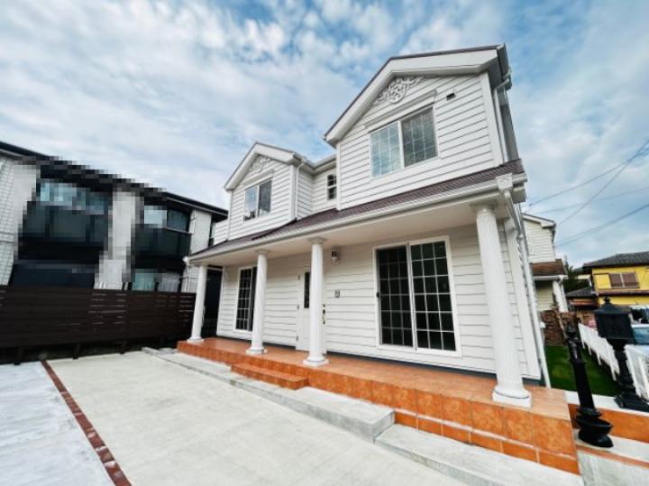 【外観】 駐車スペース4台可能！ 友人やご両親が来られた際など余裕をもって駐車可能です。