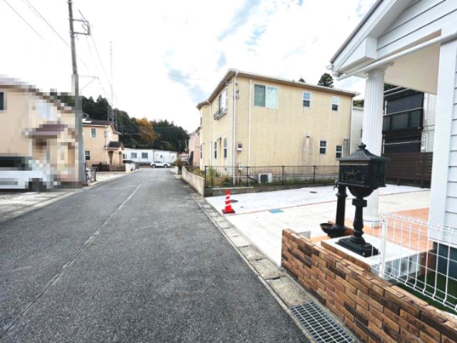 【前面道路】 約6ｍの道路になりますのでお車の出し入れをスムーズに行えます。 また開発分譲地内につき交通量が少なく静かな環境でご生活が出来ます。