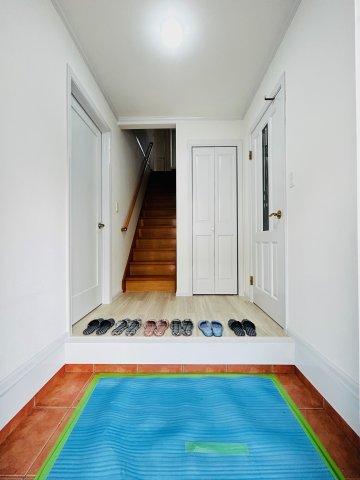 【玄関】 広々とした玄関スペースです。 しっかり整理整頓行えます。