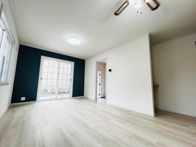 【リビング】 アクセントクロス採用でおしゃれな空間。 広いリビングはご家族が集まりやすくコミュニケーションをとる機会が増え賑やかにご生活が出来ます。