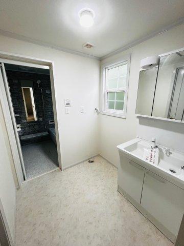 【脱衣室】 ゆとりある脱衣室で余裕持った身支度を行えます。