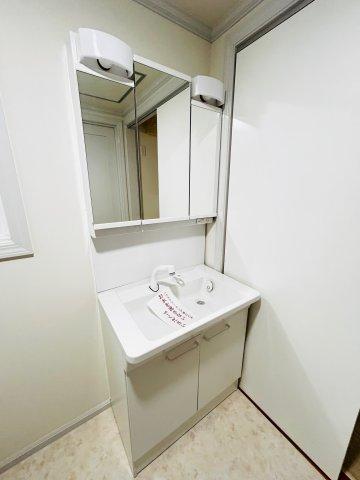 【洗面台】 三面鏡の独立洗面台。 シンプルで使いやすい洗面台です。