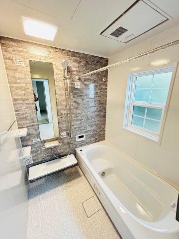 【浴室】 リフォームされたおしゃれな浴室♪ アクセントパネル採用で居心地の良い空間。