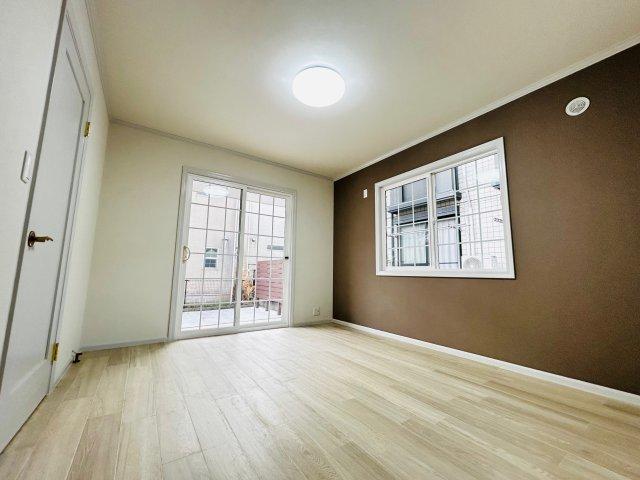 【洋室】 1階7.2帖の洋室になります。 日当たりが良く広いお部屋でのんびりご利用できます。
