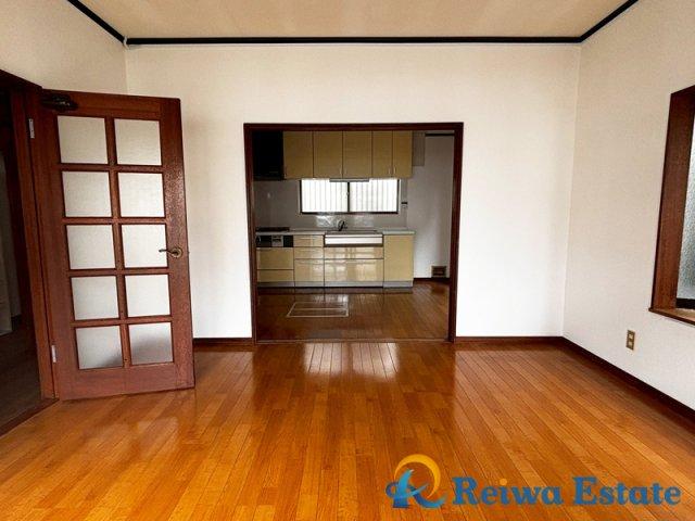 丘の上の赤い屋根 日当たりの良い丘の上の赤い屋根の小さな家の写真素材・画像素材