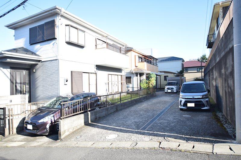 間口約2.5m、3台駐車可能(縦列のみ)