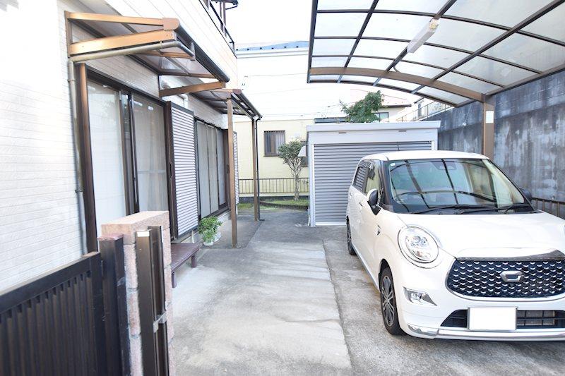 カーポート付、コンクリート敷で庭の手入れが不要です