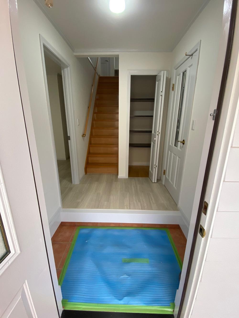 玄関を開けると収納と階段