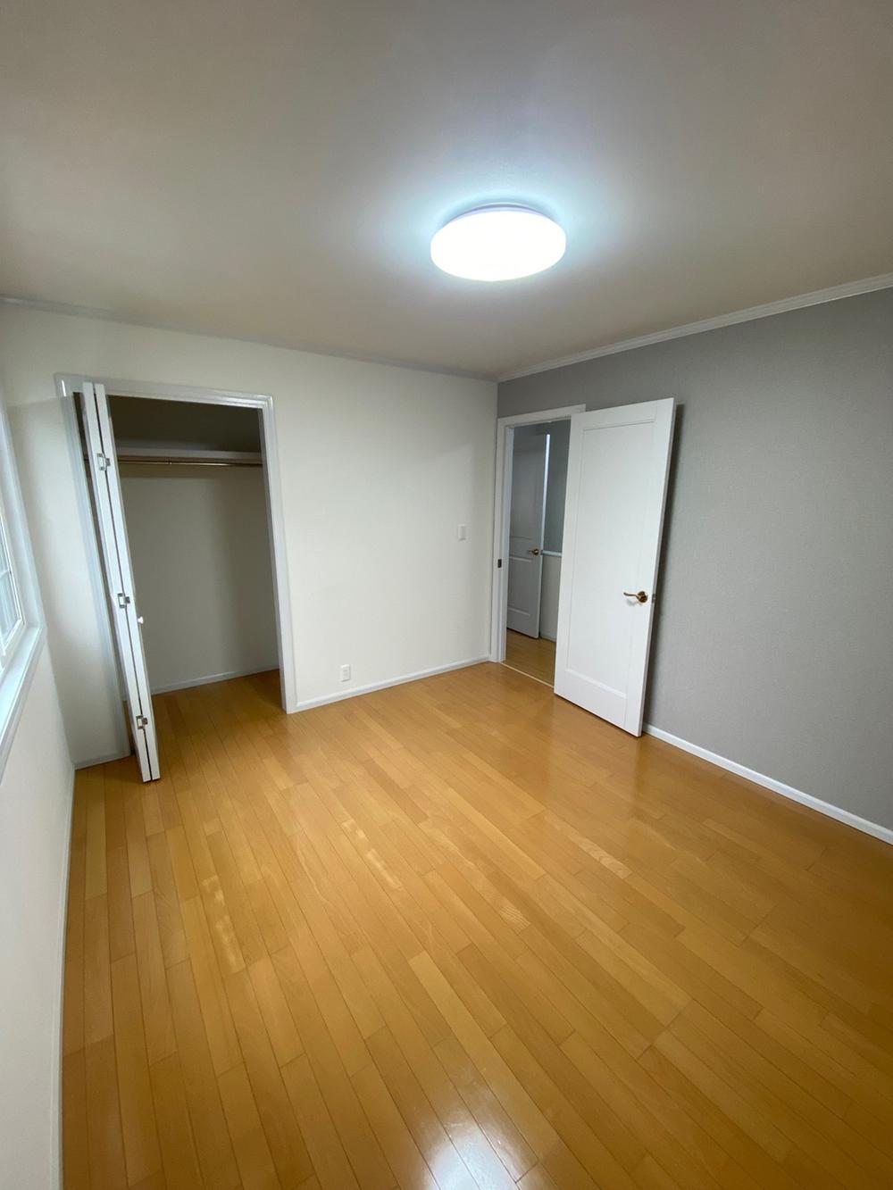 二階洋室10.5帖　WICとバルコニー付