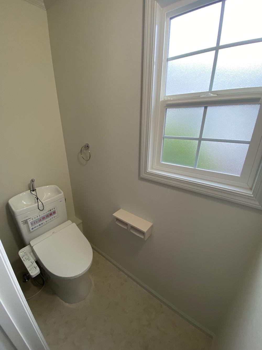 二階　トイレ　温水洗浄便座