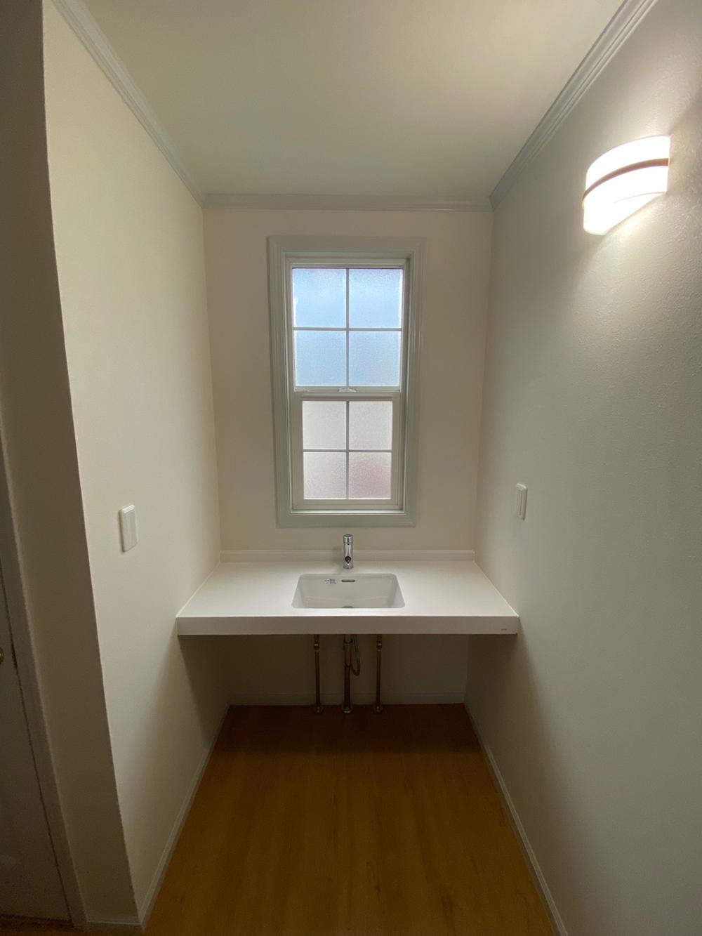 二階への階段を登りきるとワイドな洗面台朝の洗面台での混雑を解消！！