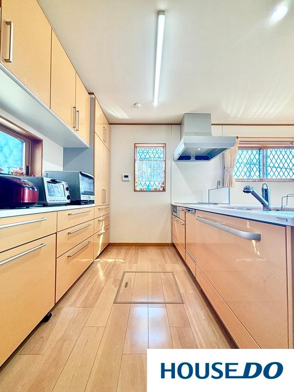 収納豊富なカップボード付き