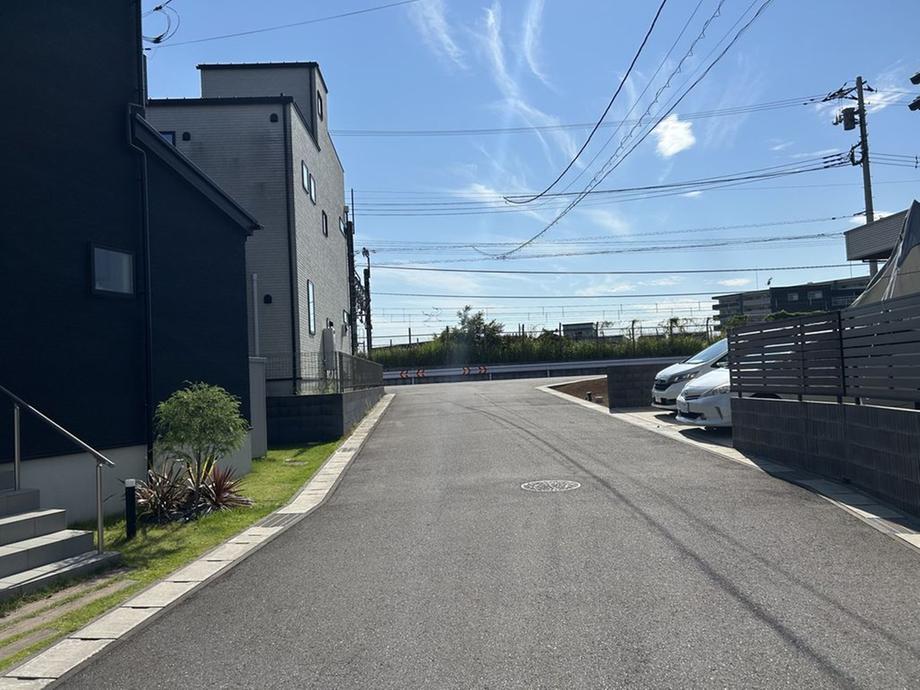 前面道路は幅員が広く、車の出入りがしやすい環境です。周辺は陽当たりが良く、開放感のある印象です。
