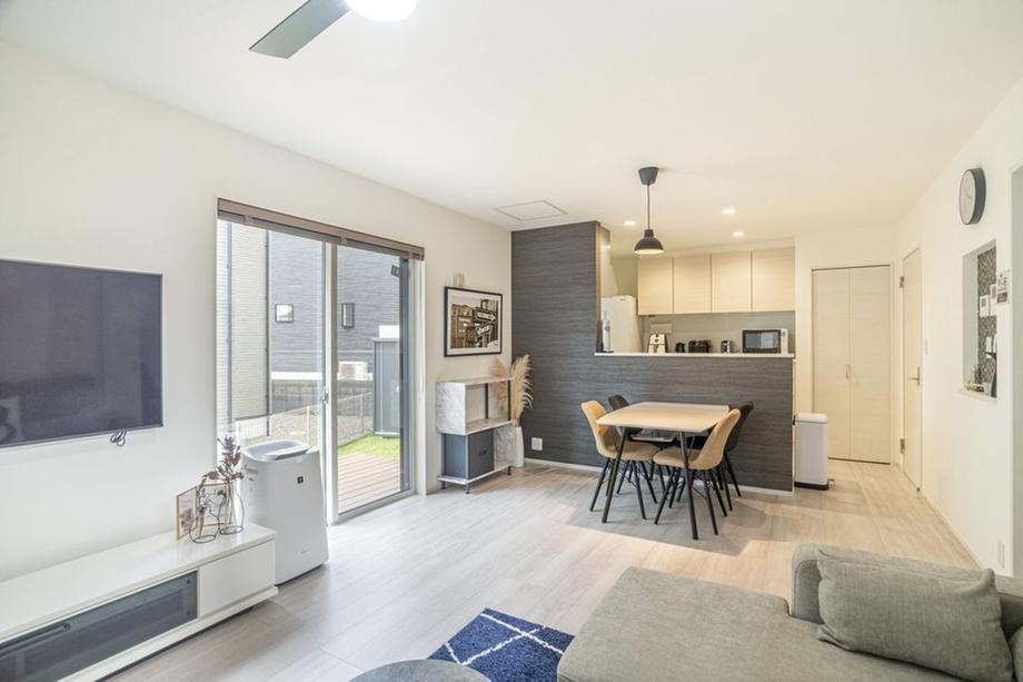 南向きのリビング。大きな窓から光が入り、ダイニングと一体感のある空間です。（家具・調度品等は販売価格に含まれません。）