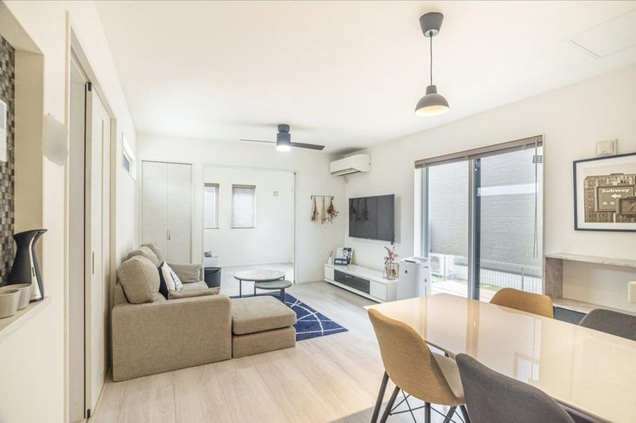 南向きのリビング。大きな窓から光が入り、家族でくつろげる広さです。（家具・調度品等は販売価格に含まれません。）