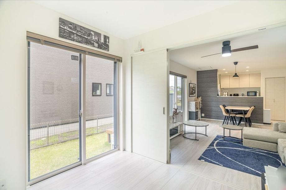 南向きの掃き出し窓が明るさをもたらすリビング。開放的な空間で食事やくつろぎを楽しめます。（家具・調度品等は販売価格に含まれません。）