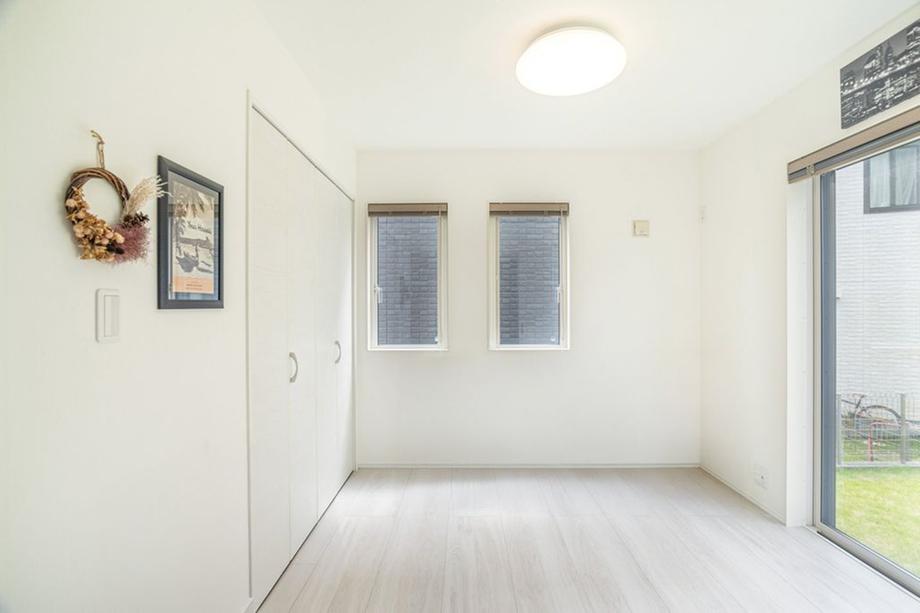 南向きの窓とお庭に面した1階洋室。明るい床材で開放的な印象です。