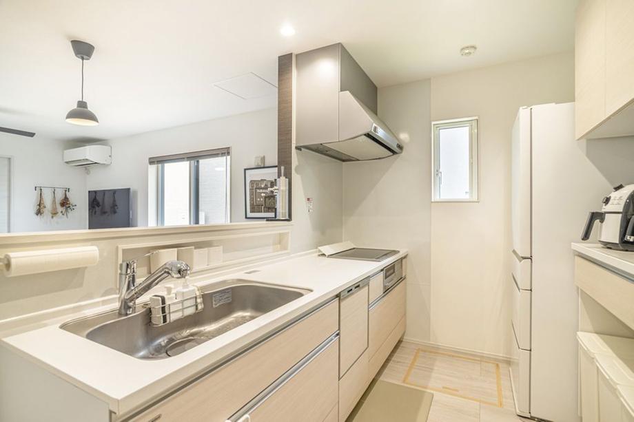 明るい窓付きのキッチン。広めの作業スペースと収納が充実しています。（家具・調度品等は販売価格に含まれません。）