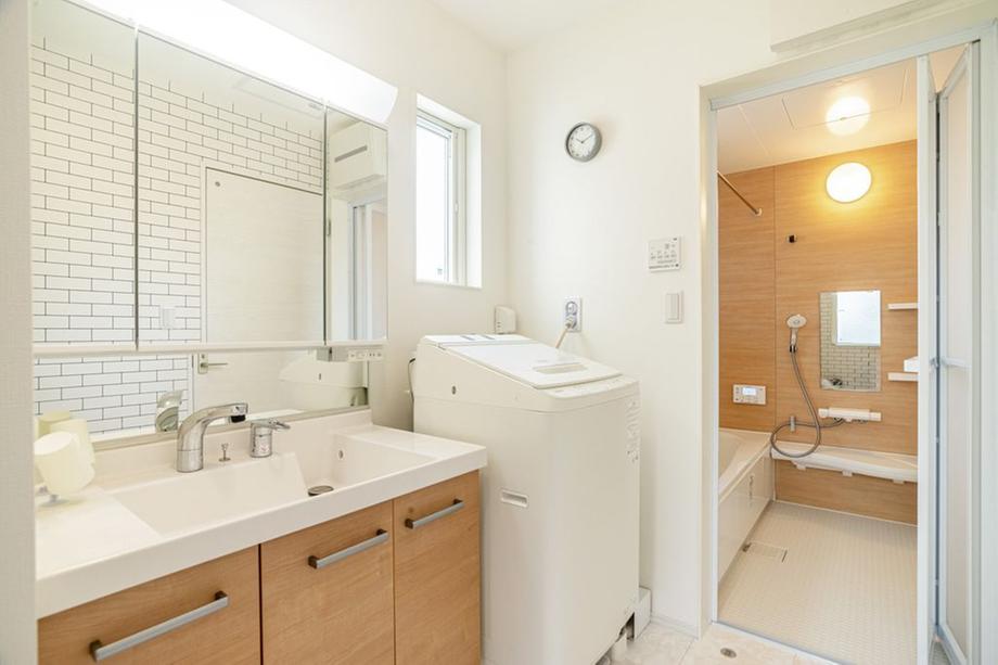 洗面室と浴室が隣接し、窓から自然光が入る明るい空間です。（家具・調度品等は販売価格に含まれません。）