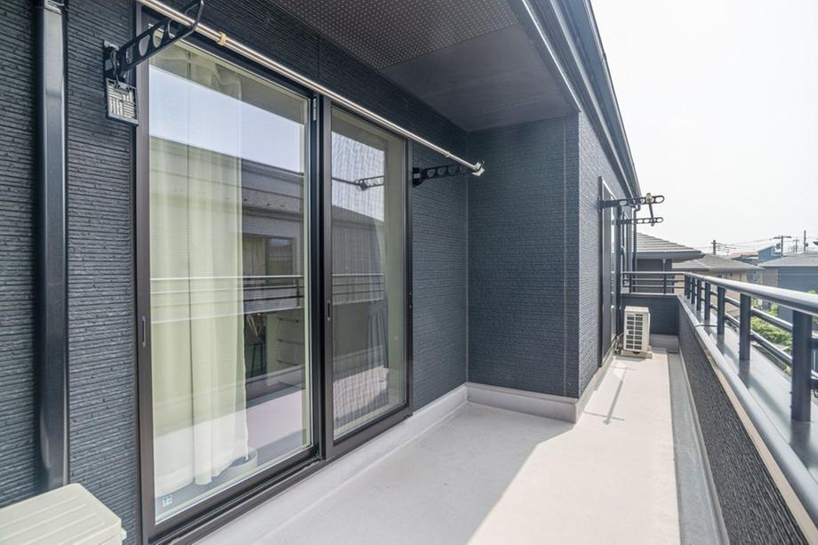 南向きのバルコニー。日当たりが良く、洗濯物干しや休憩スペースとして活用できます。