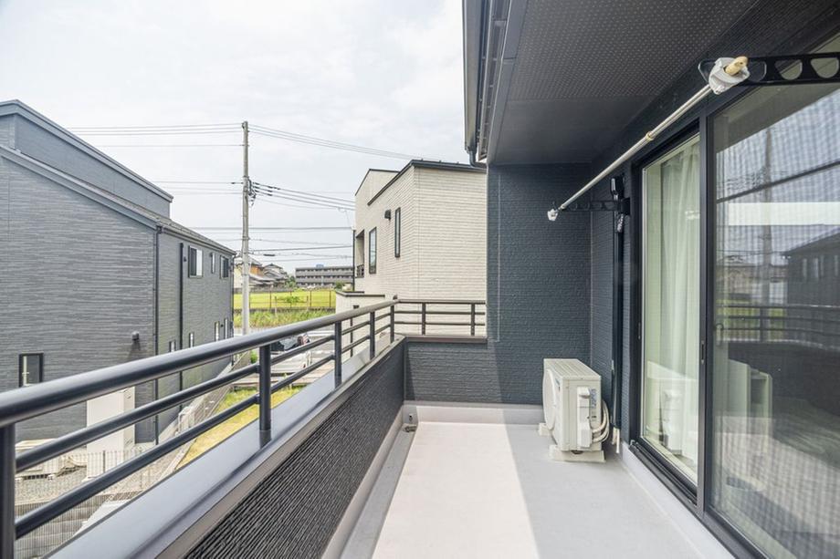 南向きのバルコニー。陽当たりが良く、洗濯物やガーデニングに適した広さです。
