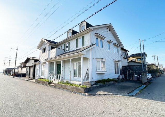 白山市一塚町　中古　大家族向け　ロフト付き　吹抜け　屋根裏部屋　ビルトインガレージあ