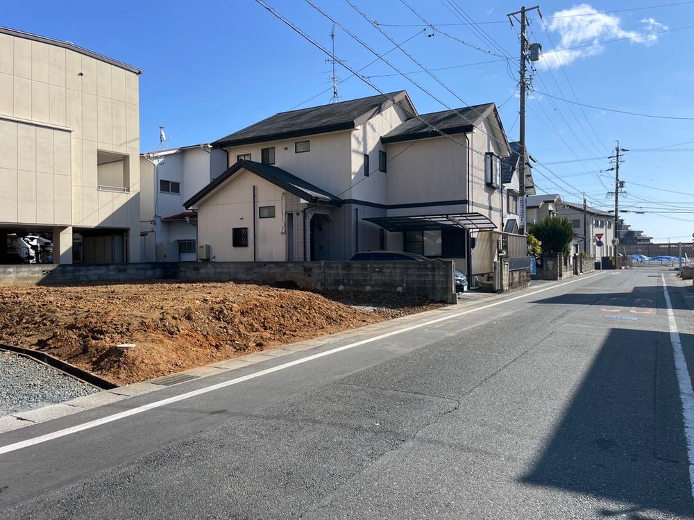 和合町　新築分譲住宅・コトハグ　-子とはぐくむ家-　屋根付ウッドデッキ×土間収納の家