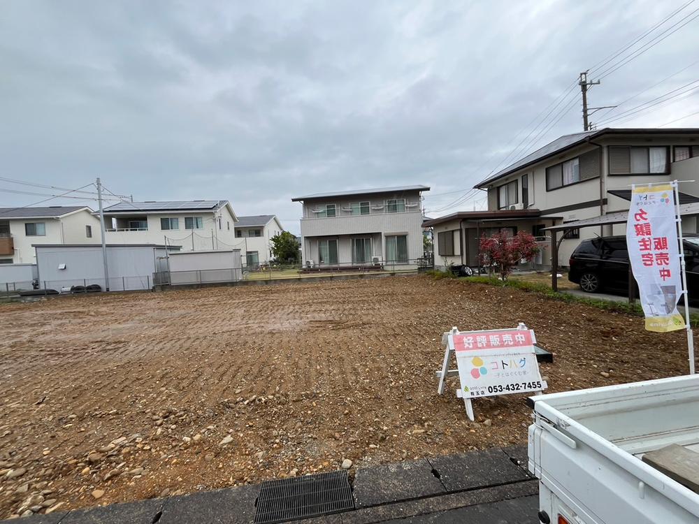 ◎新着２区画分譲　初生町コトハグ-子とはぐくむ家-　屋根付ウッドデッキ×土間収納の家