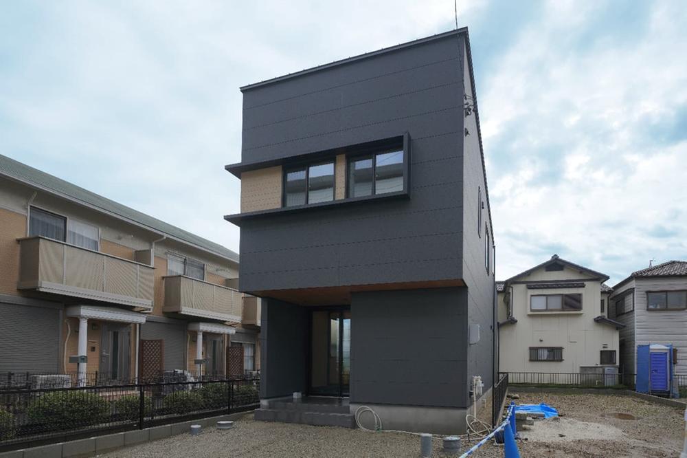 【TOSCO】清須市廻間　土間が広がる玄関、ガーデンバルコニーでアウトドアライクな家