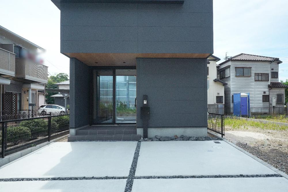 【TOSCO】清須市廻間　土間が広がる玄関、ガーデンバルコニーでアウトドアライクな家