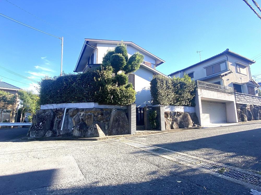 1年前に購入しましたが乗ったのは3ヶ月くらいです屋根つきの場所で保管