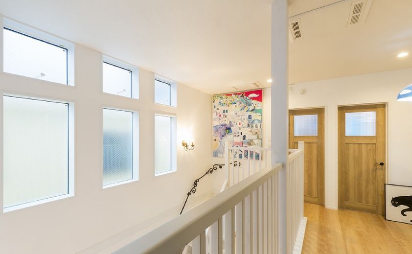 秀光ビルド 光と風を通す工夫は、どこにいても家族の気配を感じられる優しい設計の画像