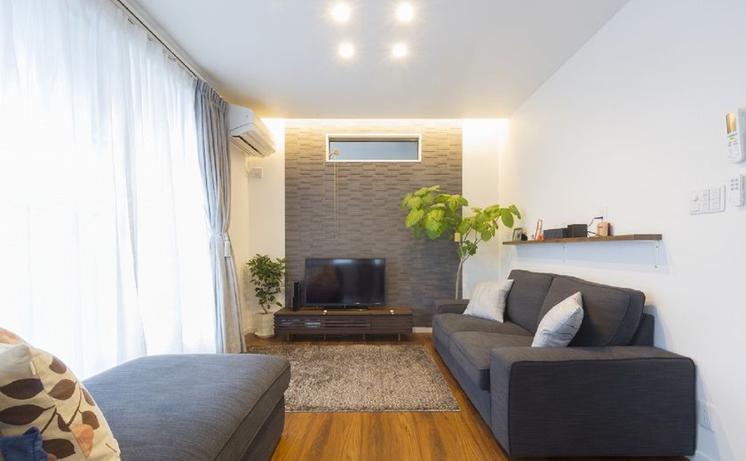 秀光ビルド 大開口の窓からたっぷりと光を取り込み、開放感のある明るい空間を演出の画像