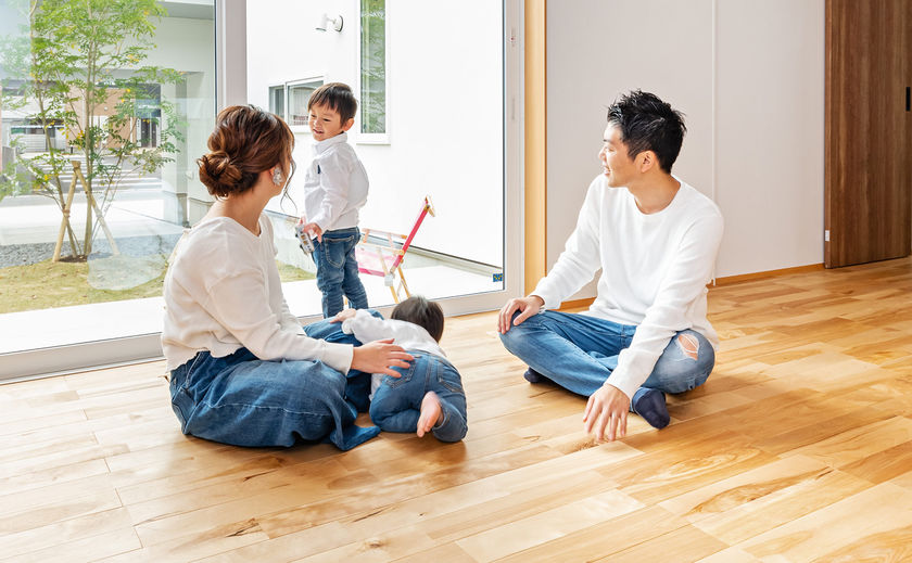 エムズアソシエイツ 幼いお子さんが床遊びに夢中になってしまう無垢床施工が標準の画像