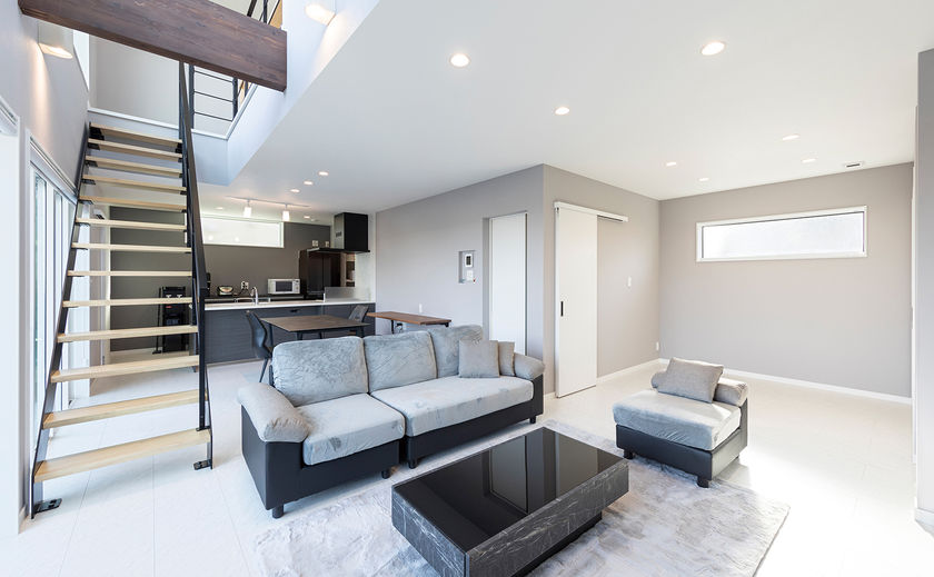 一級建築士事務所 SARA HOME桜建築事務所 広いLDKや吹き抜けの大空間も、トイレやバスルームも家中が快適な高断熱住宅の画像