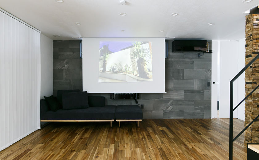 八幡 心地よい無垢材やおしゃれなトレンド素材を卸売価格で提供の画像