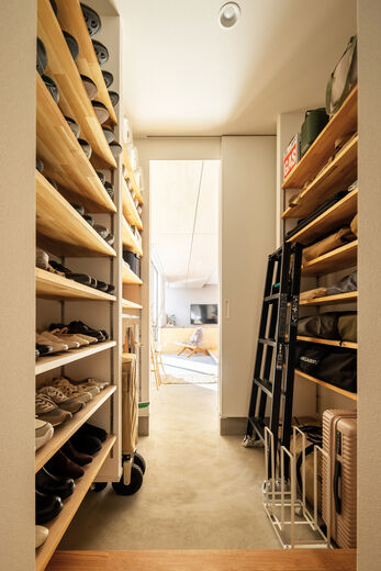 家物語　小林工務店 素材のアップグレード。小上がり、間接照明、テーブルやソファなどの造作家具も実現の画像