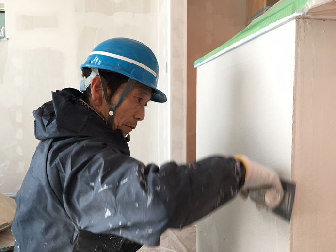 『湘南で家を建てるなら。』 サンキホーム 漆喰や無垢材など、厳選した自然素材を扱う職人の技術の画像