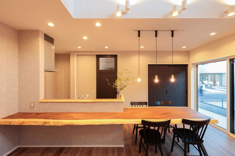 COLORS工務店 一級建築士事務所 ドーンと長いカウンターテーブルなど、天然木でインパクトのあるデザインが実現の画像