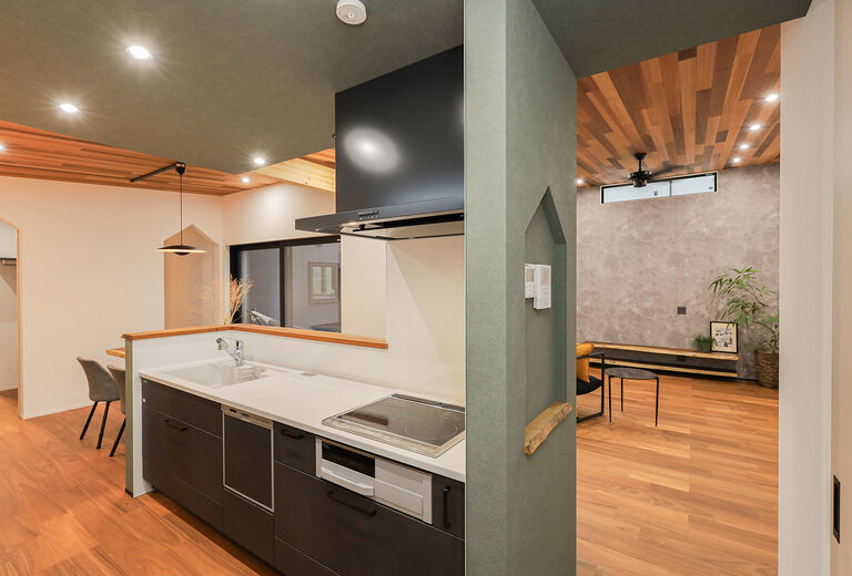 COLORS工務店 一級建築士事務所 暮らしに合わせた自由設計。回遊動線など家事ラクにも配慮するの画像