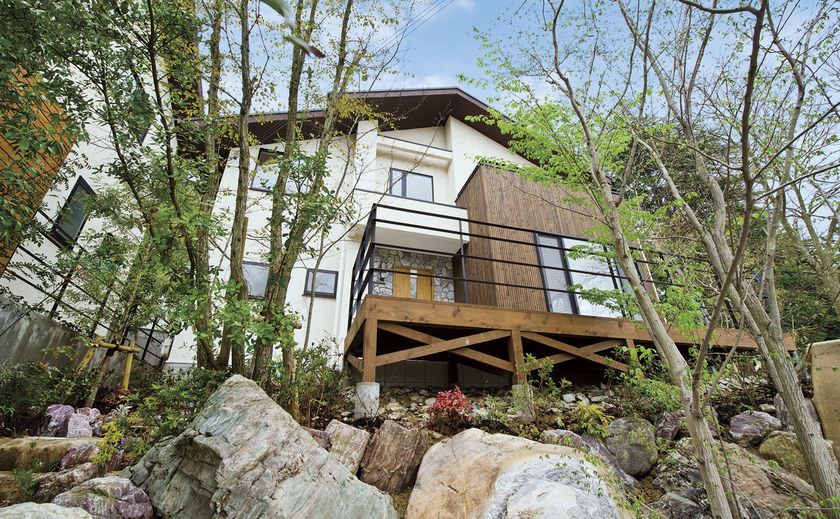 野村工務店 周囲の自然と調和し、室内外につながりを持たせる外構設計の画像